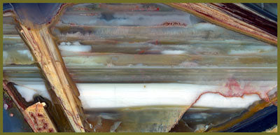 Banded agate Onyx showing layered chalcedony, quartz and opal. Photo by Victor Slyotov via Wikimedia Commons.