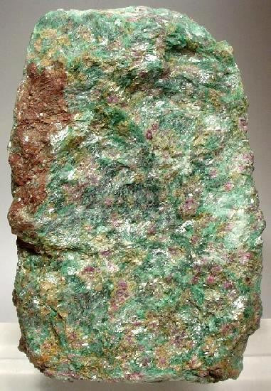 Ruby corundum with green Fuchsite muscovite from Eswatini. Photo by Robert M. Lavinsky / iRocks.com, CC BY-SA 3.0 via Wikimedia Commons.