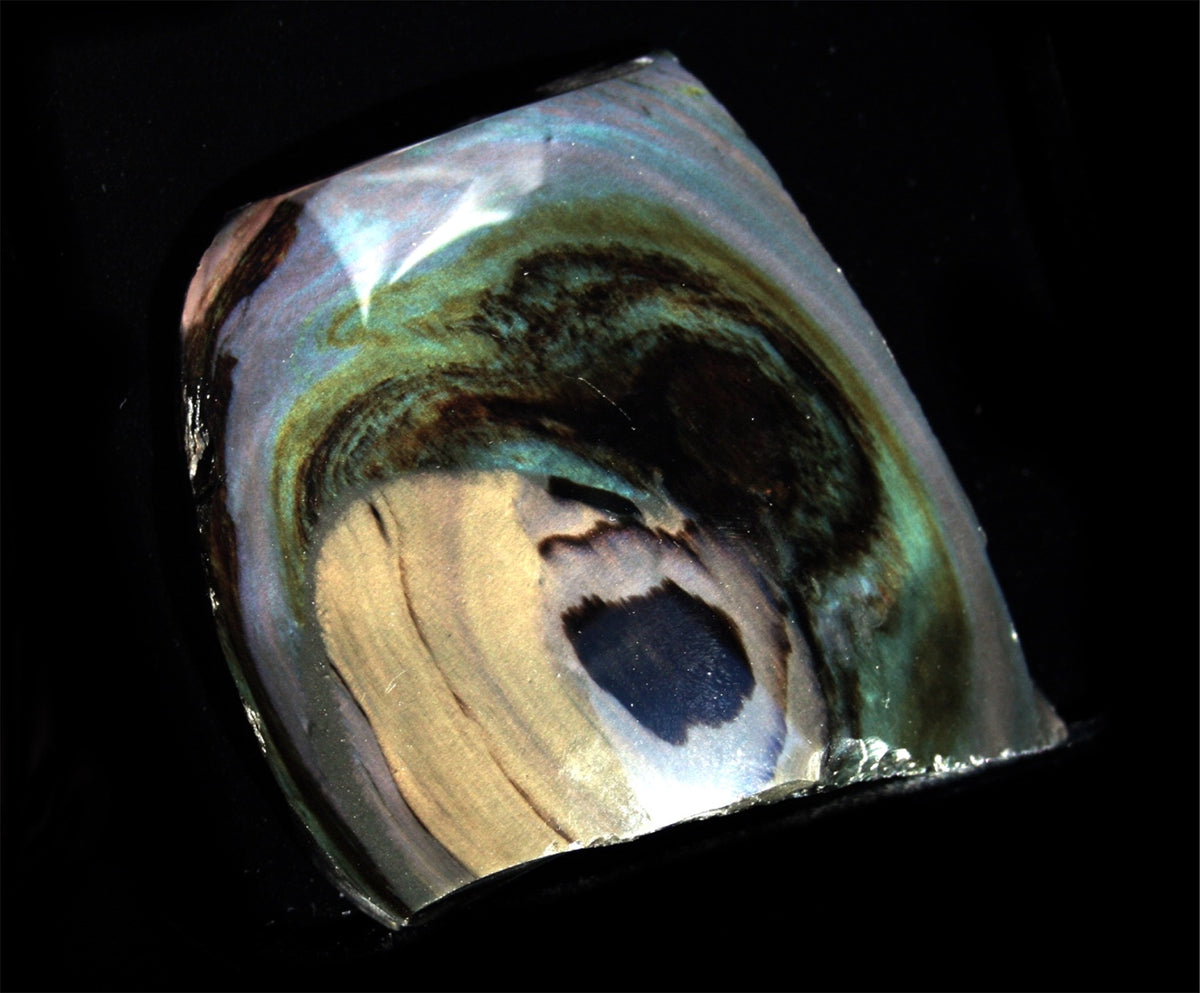 Polished Rainbow Obsidian showing iridescent color bands. Photo by Brocken Inaglory, CC BY-SA 3.0 via Wikimedia Commons.