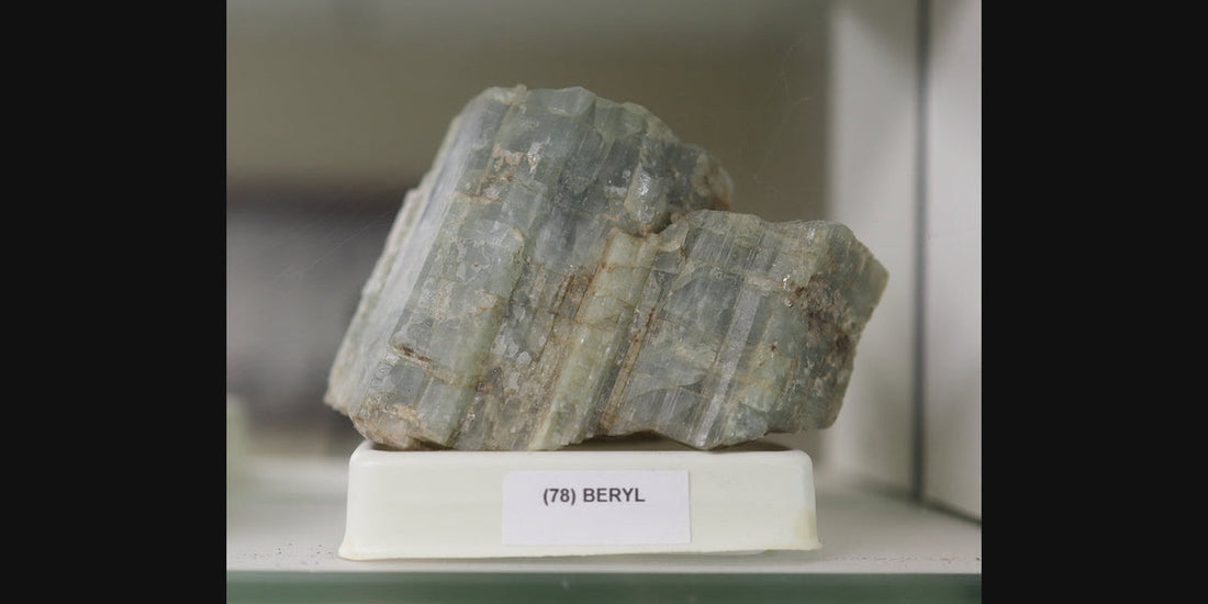 Beryl crystal specimen — Roosters Peacock crystal guide