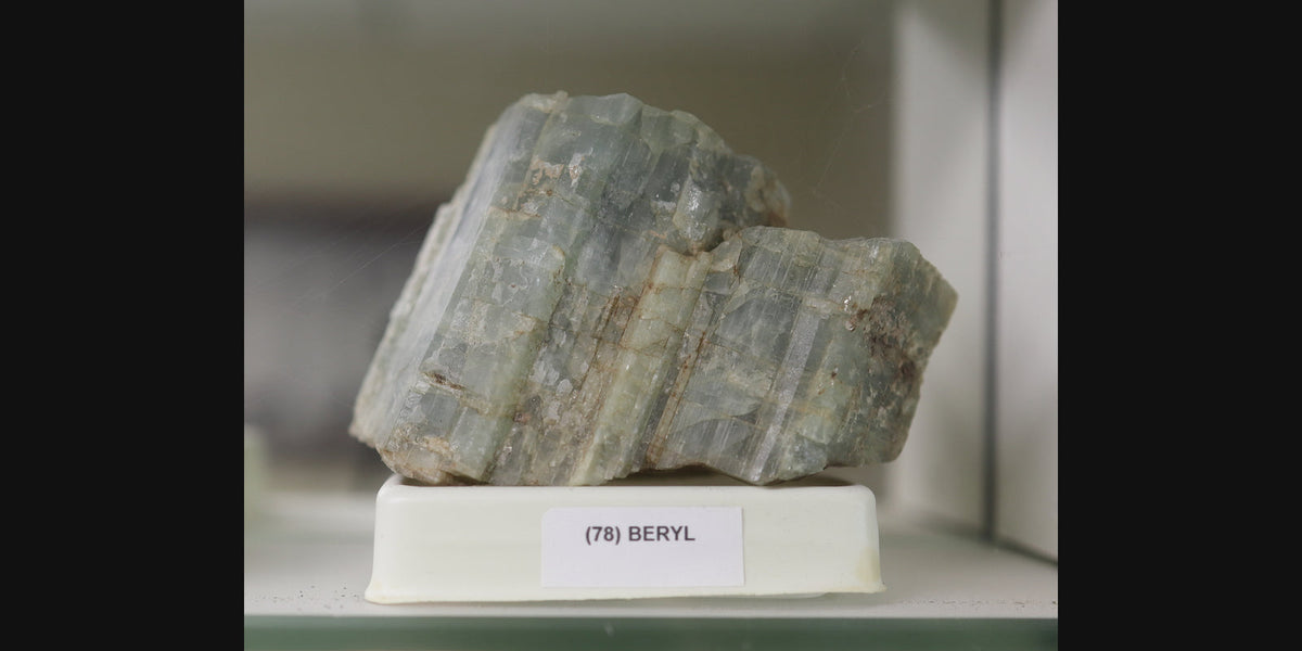 Beryl crystal specimen — Roosters Peacock crystal guide
