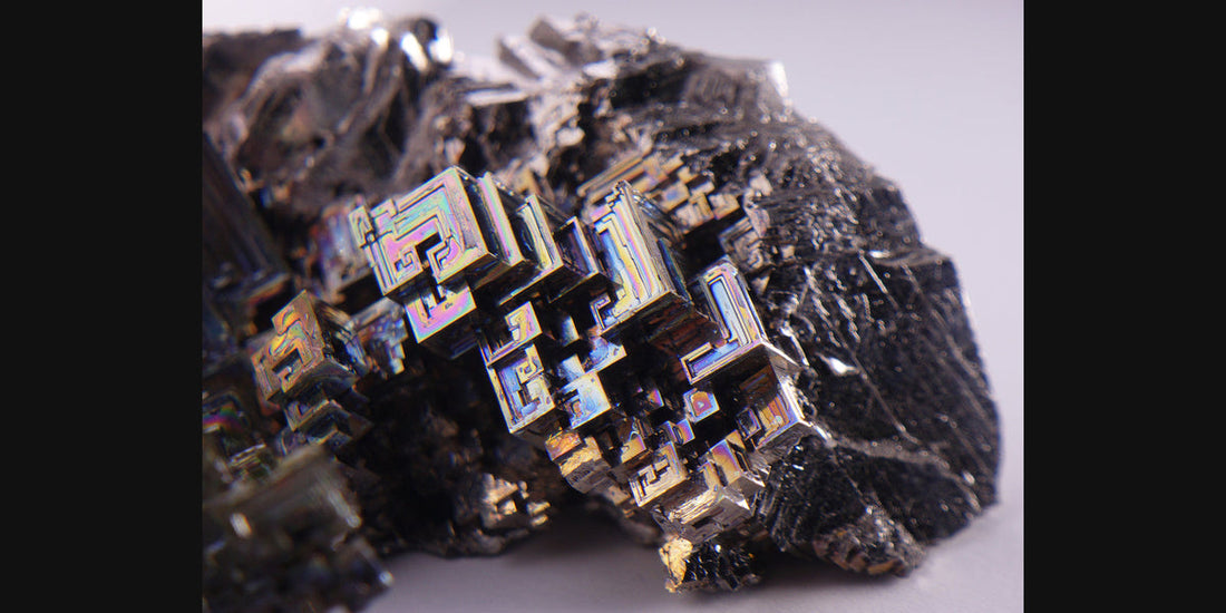 Bismuth hopper crystals; photo by Maxim Bilovitskiy, CC BY-SA 4.0 — Roosters Peacock crystal guide