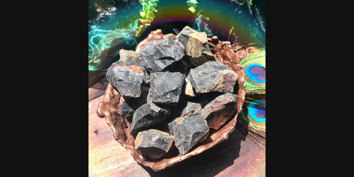 Natural black onyx specimen; Wikimedia Commons, CC BY-SA 4.0 — Roosters Peacock crystal guide