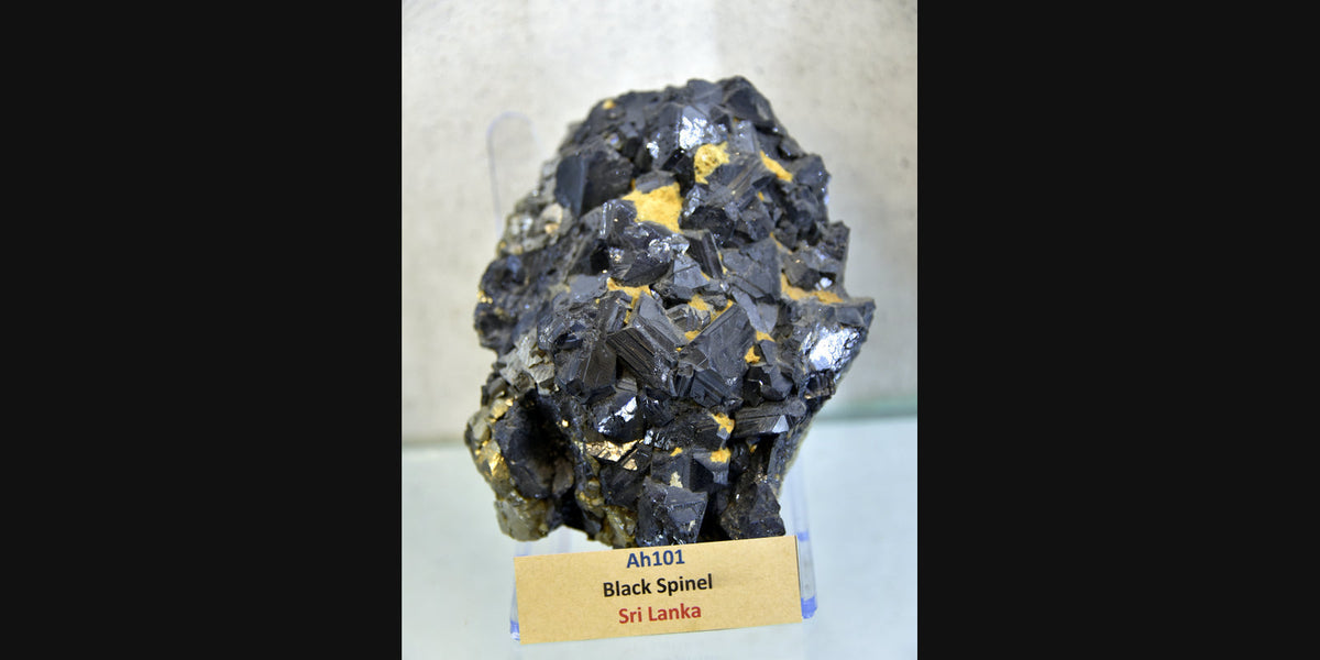 Black spinel specimen from Sri Lanka; photo by Osama Shukir Muhammed Amin, CC BY-SA 4.0 — Roosters Peacock crystal guide