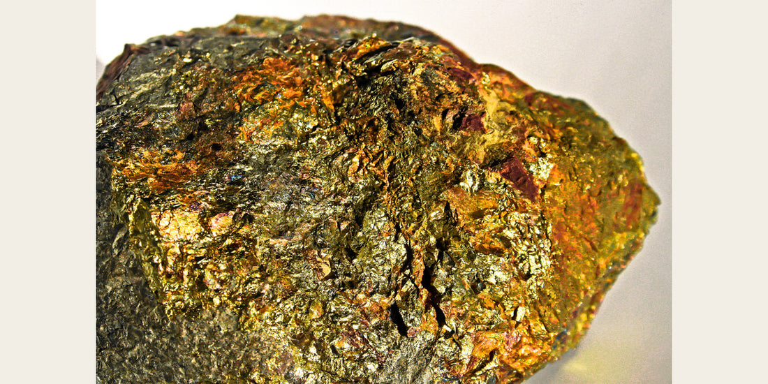 Chalcopyrite specimen; photo by Lloyd.james0615, CC BY-SA 3.0 — Roosters Peacock crystal guide