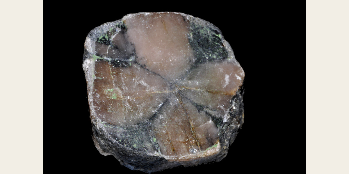 Chiastolite specimen; public-domain photo by Géry Parent — Roosters Peacock crystal guide