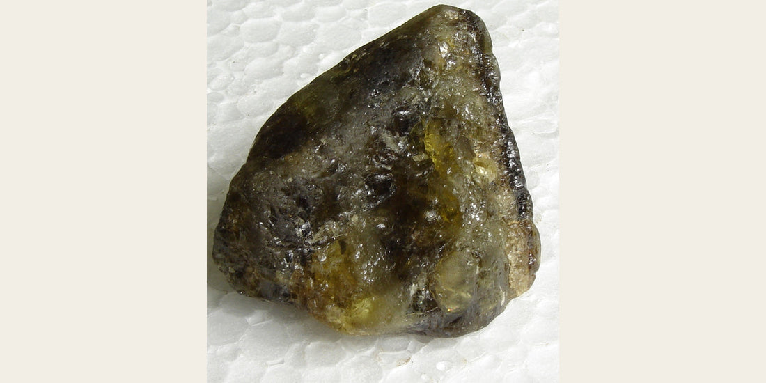 Twinned chrysoberyl specimen; photo by Tom Epaminondas and Eurico Zimbres, CC BY-SA 2.0 Brazil — Roosters Peacock crystal guide