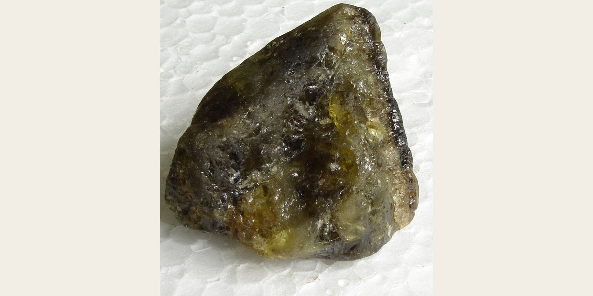 Twinned chrysoberyl specimen; photo by Tom Epaminondas and Eurico Zimbres, CC BY-SA 2.0 Brazil — Roosters Peacock crystal guide