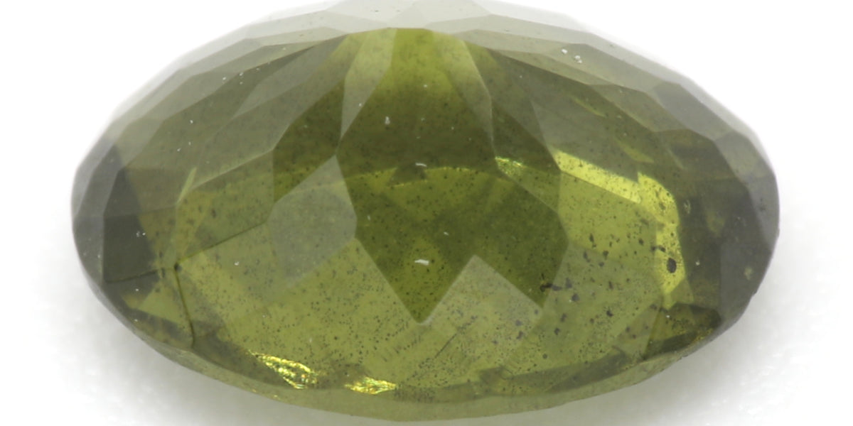 Ekanite specimen; photo by Geni, CC BY-SA 4.0 — Roosters Peacock crystal guide