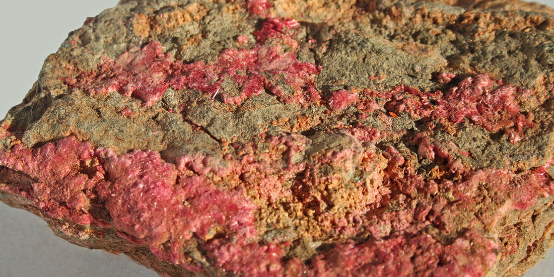 Erythrite specimen; photo by Lloyd.james0615 — Roosters Peacock crystal guide