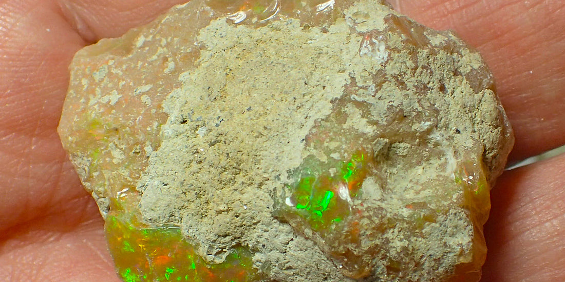 Rough Welo Ethiopian opal; photo by Dpulitzer, CC BY-SA 4.0 — Roosters Peacock crystal guide