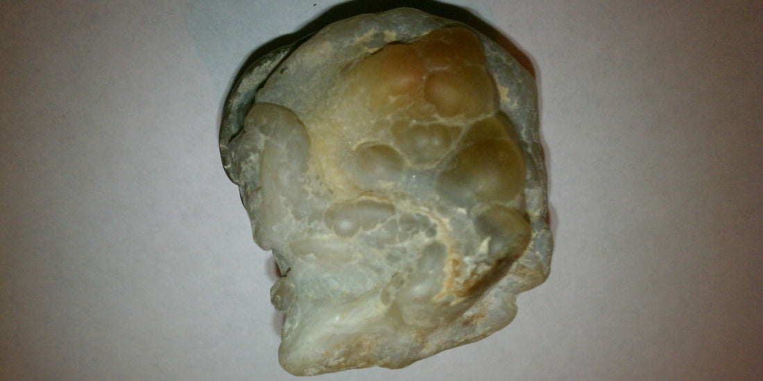 Natural fire agate rough specimen from New Mexico; photo by Malinadams, CC BY-SA 3.0 — Roosters Peacock crystal guide
