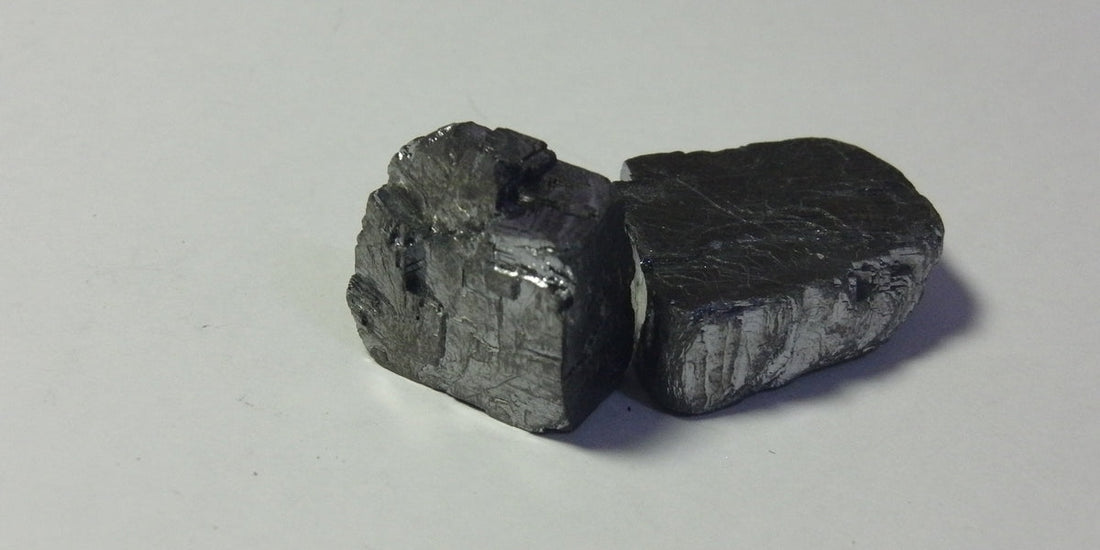 Galena mineral specimen; photo by GOKLuLe, CC BY-SA 3.0 — Roosters Peacock crystal guide