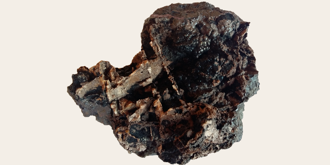 Goethite with calcite crystals; CC0 via Wikimedia Commons — Roosters Peacock crystal guide