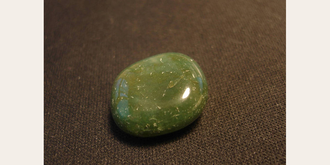Green aventurine specimen; CC0 via Wikimedia Commons — Roosters Peacock crystal guide