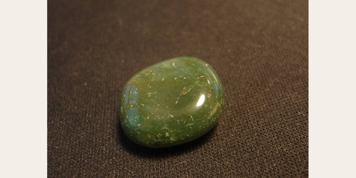 Green aventurine specimen; CC0 via Wikimedia Commons — Roosters Peacock crystal guide