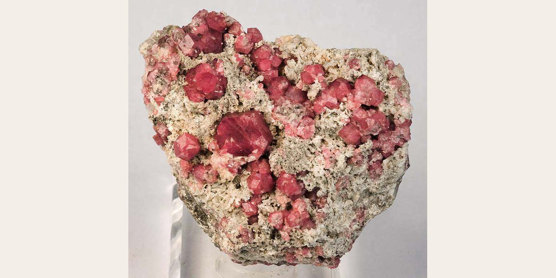 Grossular garnet specimen from Coahuila, Mexico; photo by Robert M. Lavinsky, CC BY-SA 3.0 — Roosters Peacock crystal guide