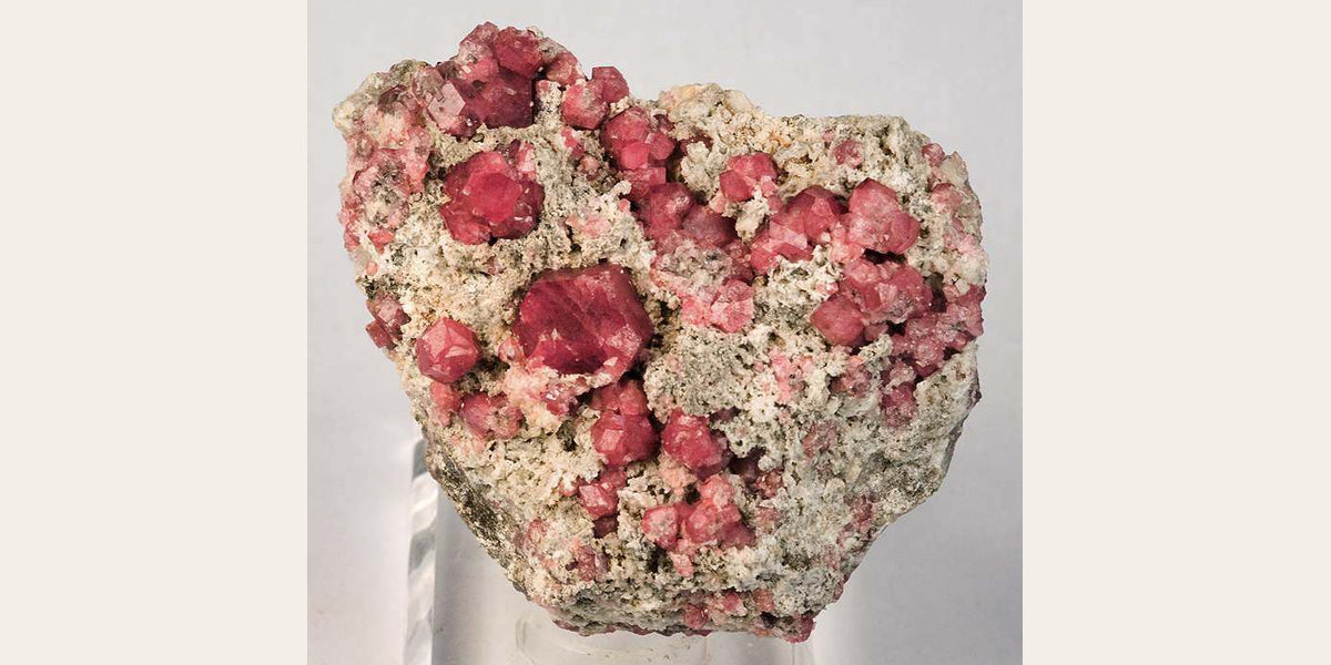 Grossular garnet specimen from Coahuila, Mexico; photo by Robert M. Lavinsky, CC BY-SA 3.0 — Roosters Peacock crystal guide