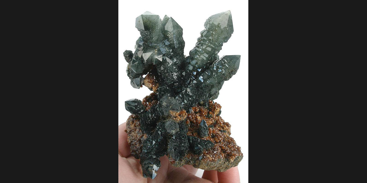 Hedenbergite specimen; photo by Robert M. Lavinsky, CC BY-SA 3.0 — Roosters Peacock crystal guide