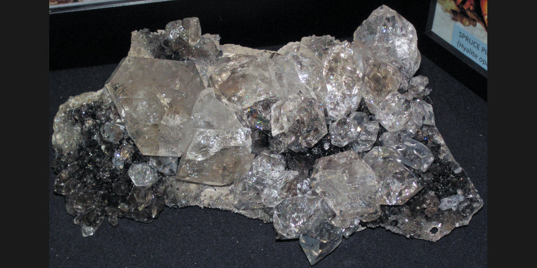 Herkimer Diamond quartz crystals from New York; Wikimedia Commons specimen photo — Roosters Peacock crystal guide