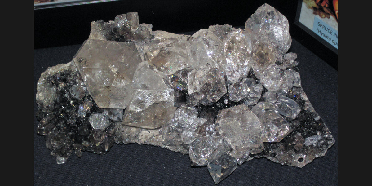 Herkimer Diamond quartz crystals from New York; Wikimedia Commons specimen photo — Roosters Peacock crystal guide