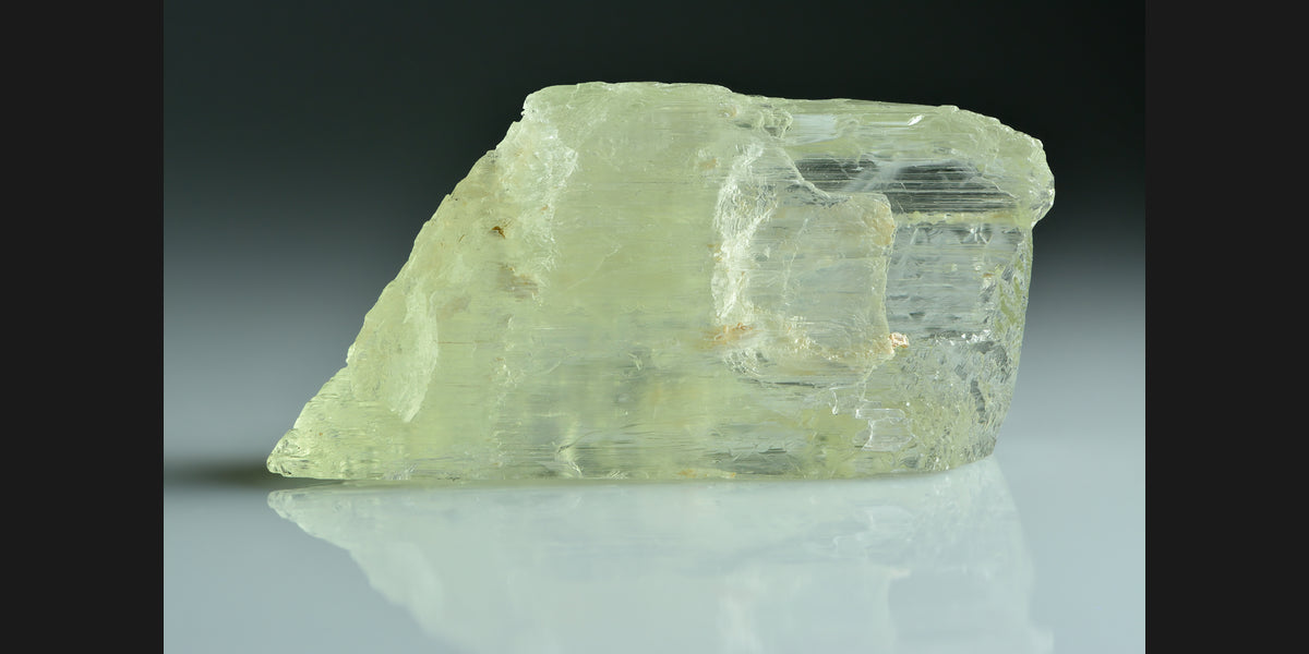 Hiddenite spodumene crystal from Brazil; photo by Ivar Leidus, CC BY-SA 4.0 — Roosters Peacock crystal guide