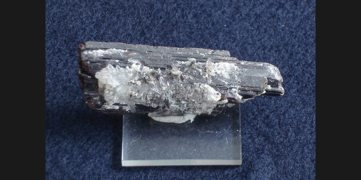 Hübnerite crystal from Cerro de Pasco, Peru; free-use Wikimedia Commons photo — Roosters Peacock crystal guide