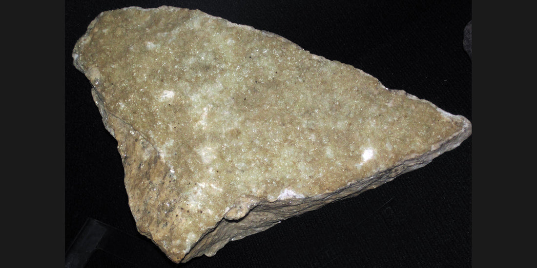 Hyalite opal specimen; Wikimedia Commons specimen photo — Roosters Peacock crystal guide
