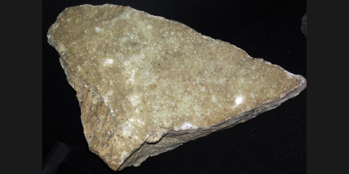 Hyalite opal specimen; Wikimedia Commons specimen photo — Roosters Peacock crystal guide