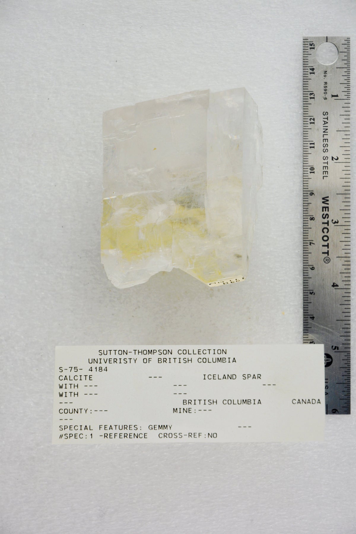 Iceland Spar optical calcite specimen; Wikimedia Commons specimen photo — Roosters Peacock crystal guide