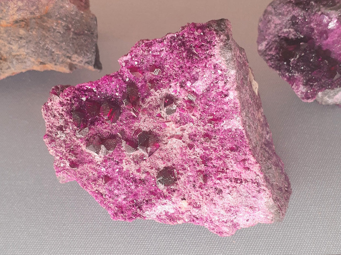 Chromium-bearing clinochlore traditionally called Kämmererite, Kop Krom mine, Turkey; Animalculum, CC BY 4.0 — Roosters Peacock crystal guide