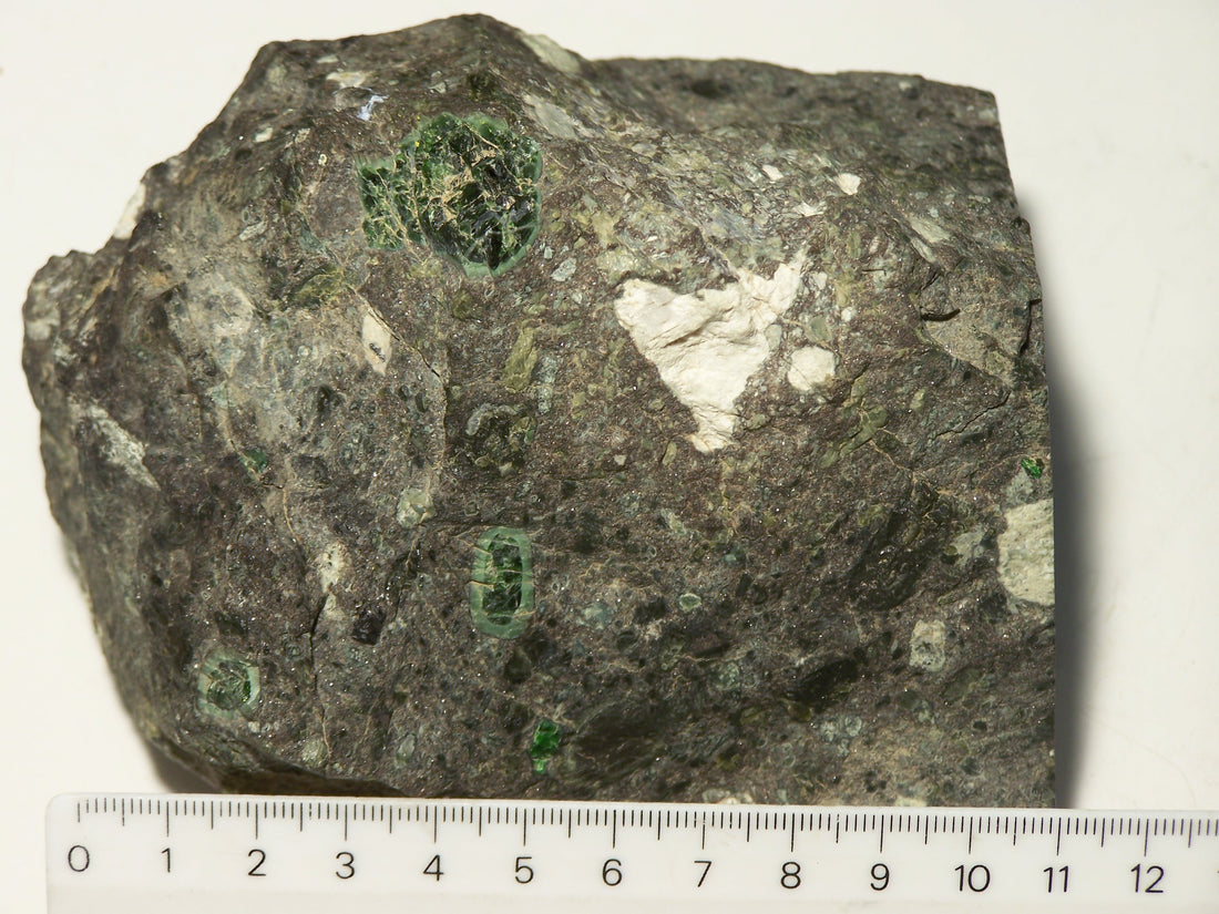 Diamond-bearing kimberlite rock specimen; Woudloper, CC BY-SA 1.0 — Roosters Peacock crystal guide