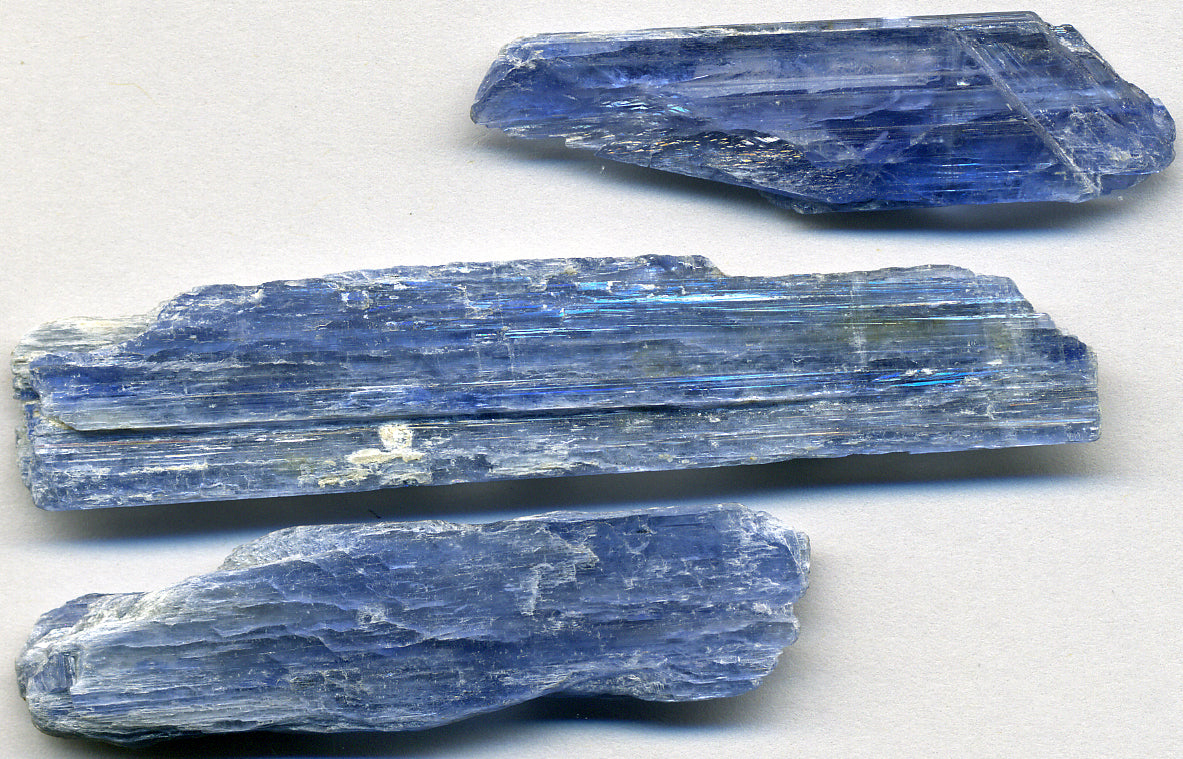 Natural blue kyanite blades; James St. John, CC BY 2.0 — Roosters Peacock crystal guide