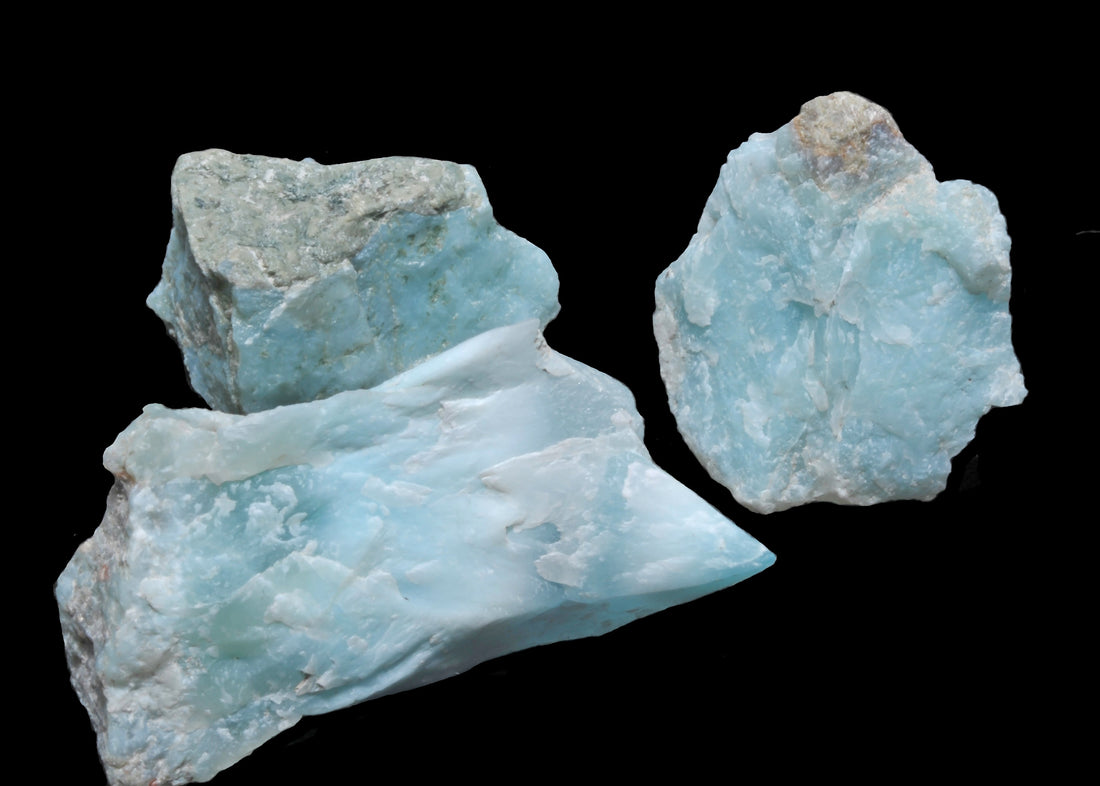 Natural rough Larimar from Filipinas Larimar Mine, Dominican Republic; Géry Parent, CC BY-SA 3.0 — Roosters Peacock crystal guide