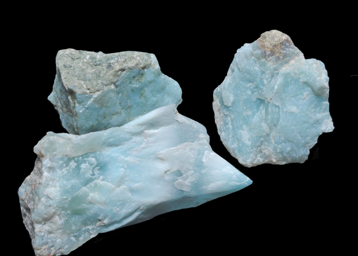 Natural rough Larimar from Filipinas Larimar Mine, Dominican Republic; Géry Parent, CC BY-SA 3.0 — Roosters Peacock crystal guide