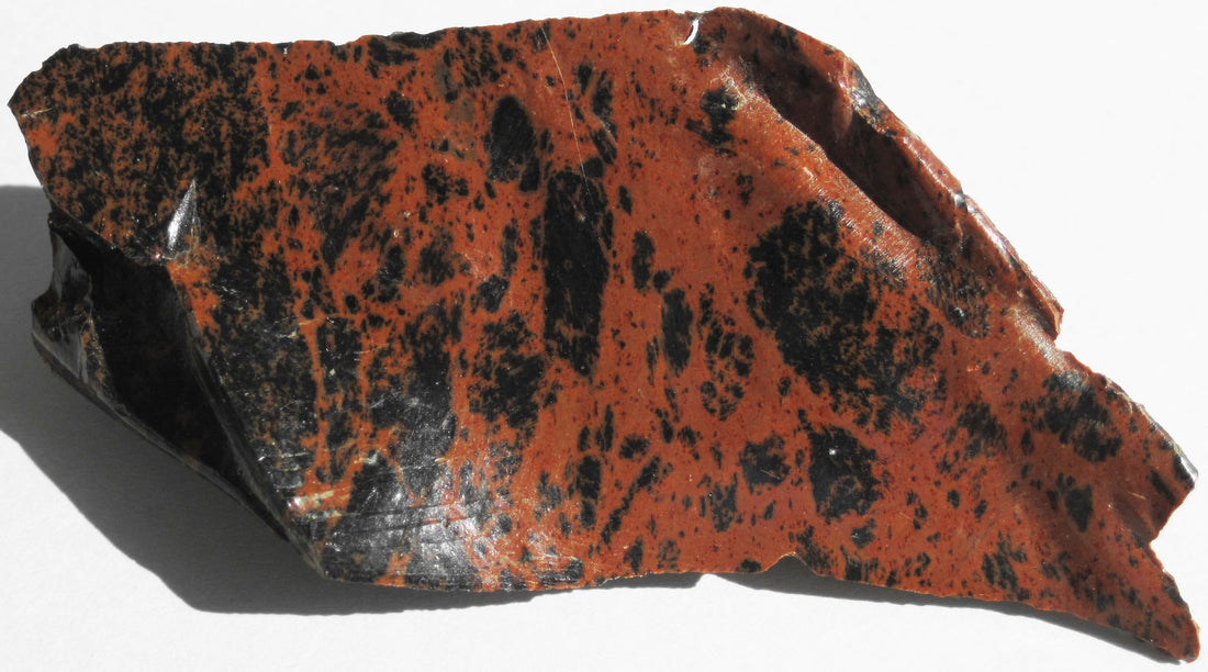 Natural mahogany obsidian from Glass Buttes, Oregon, USA; James St. John, CC BY 2.0 — Roosters Peacock crystal guide