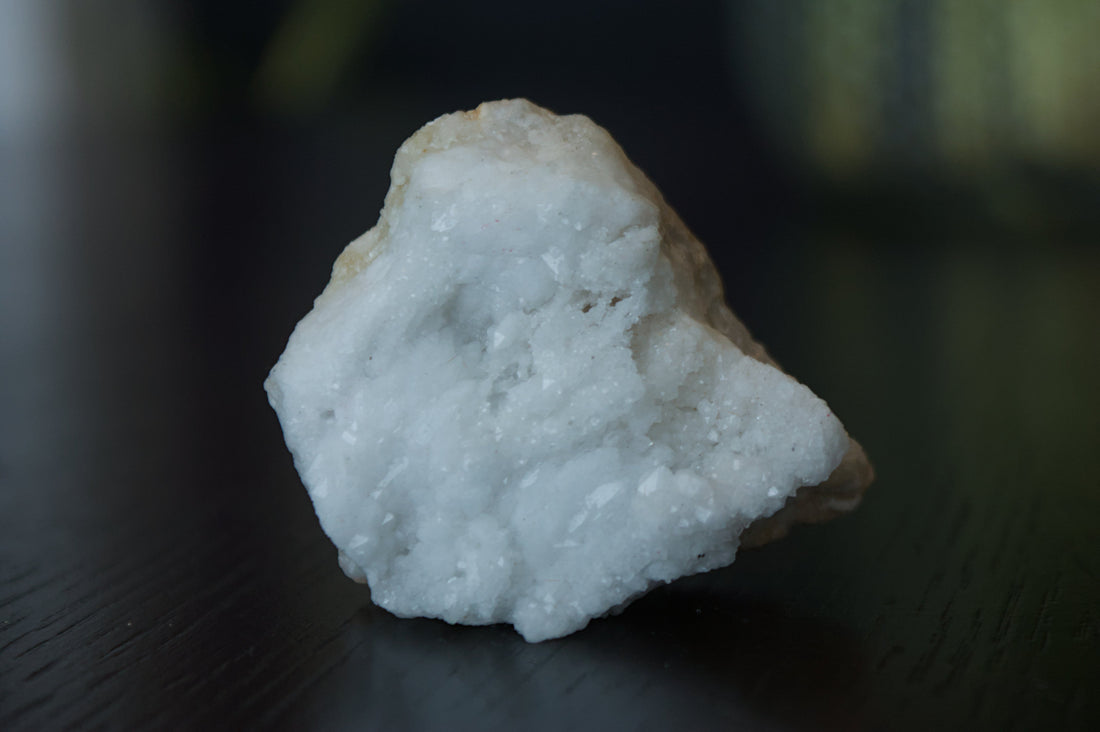 Natural milky quartz specimen; Feedmepaperr, CC BY-SA 4.0 — Roosters Peacock crystal guide