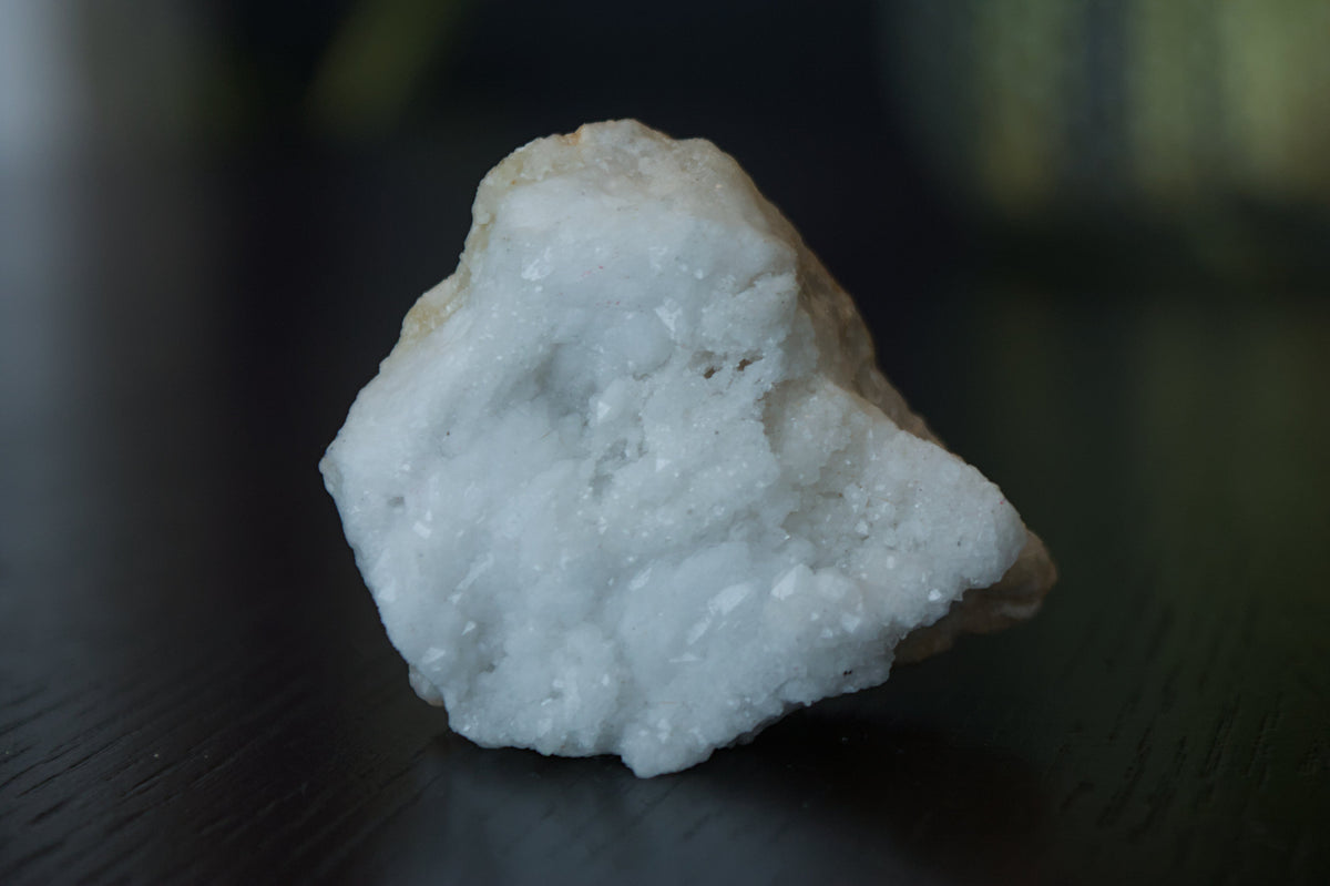 Natural milky quartz specimen; Feedmepaperr, CC BY-SA 4.0 — Roosters Peacock crystal guide