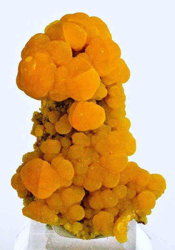 Natural mimetite crystal specimen from San Pedro Corralitos, Chihuahua, Mexico; Rob Lavinsky, CC BY-SA 3.0 — Roosters Peacock crystal guide
