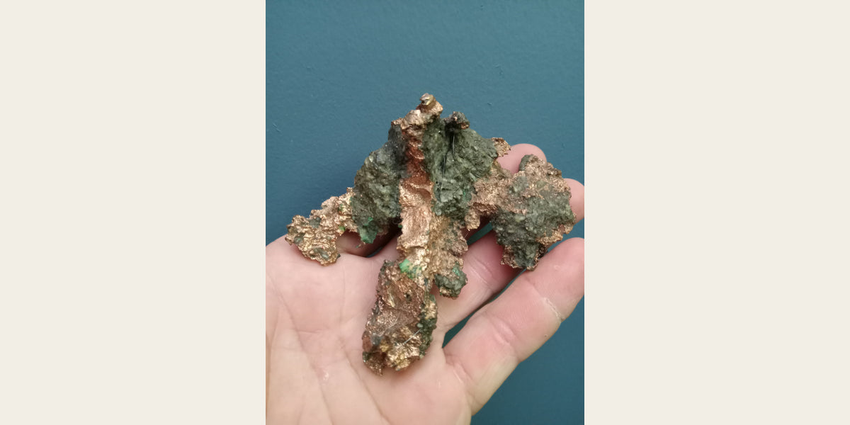 Native copper mineral specimen; CC0 via Wikimedia Commons — Roosters Peacock crystal guide