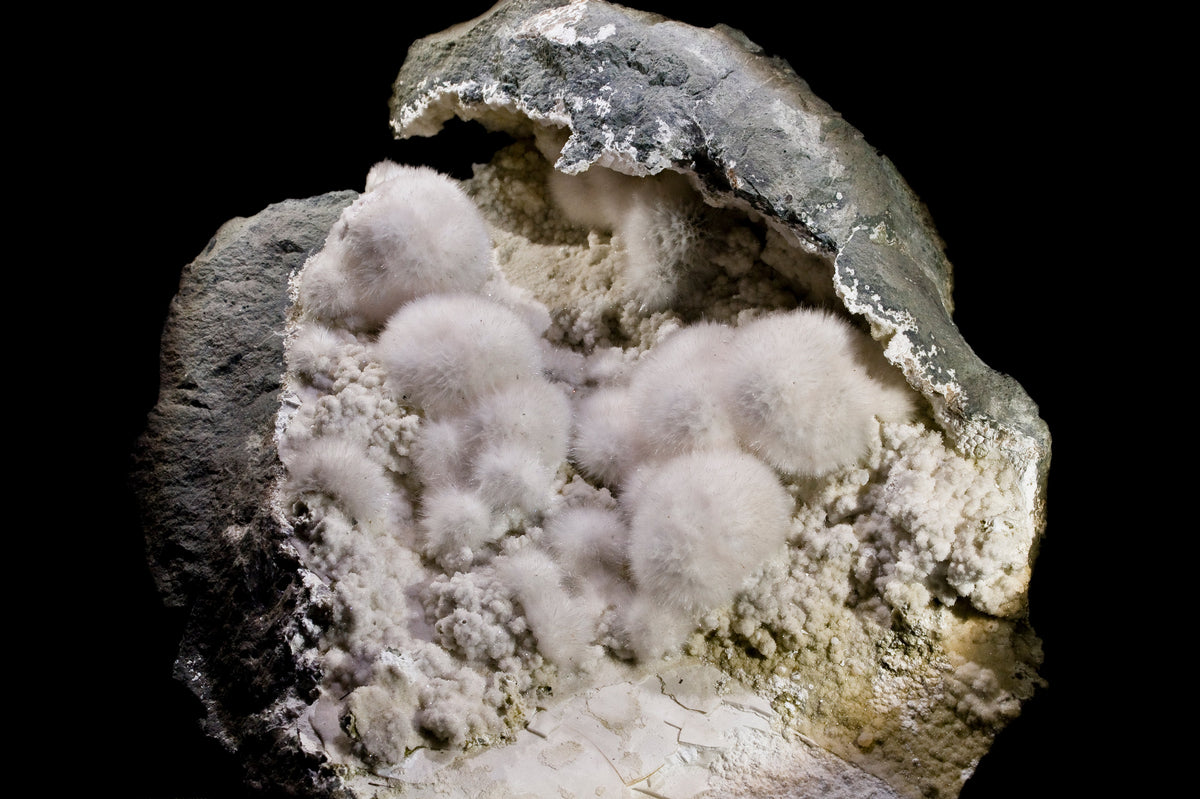 Natural okenite specimen from Khandivali, Maharashtra, India; Didier Descouens, CC BY-SA 4.0 — Roosters Peacock crystal guide