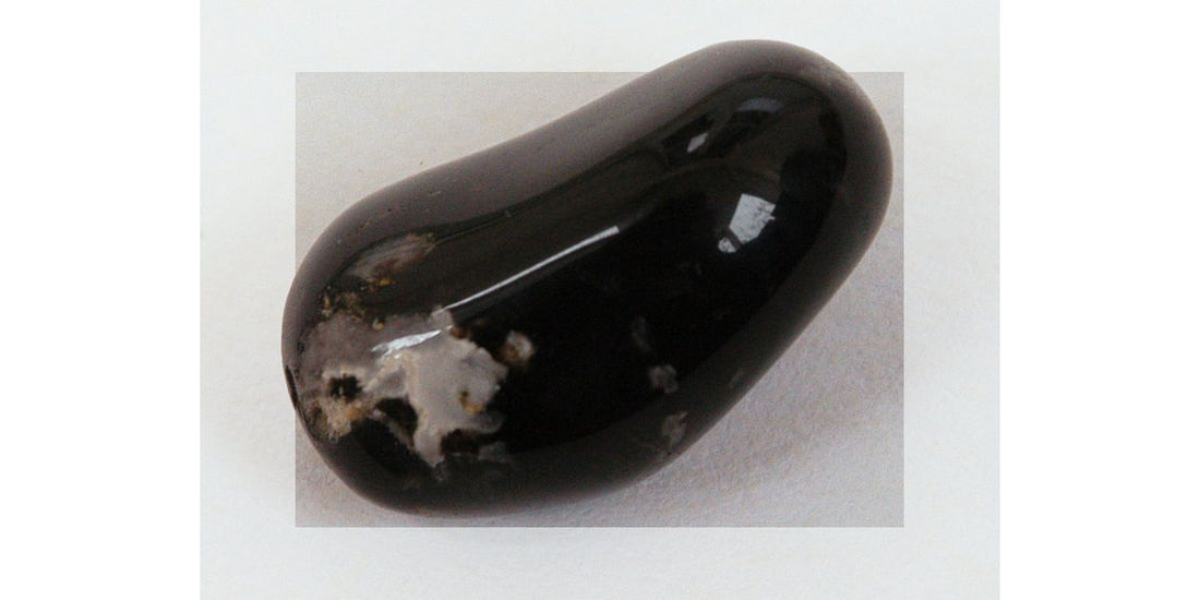 Polished onyx gemstone; photo by Simon Eugster, CC BY-SA 3.0 via Wikimedia Commons.