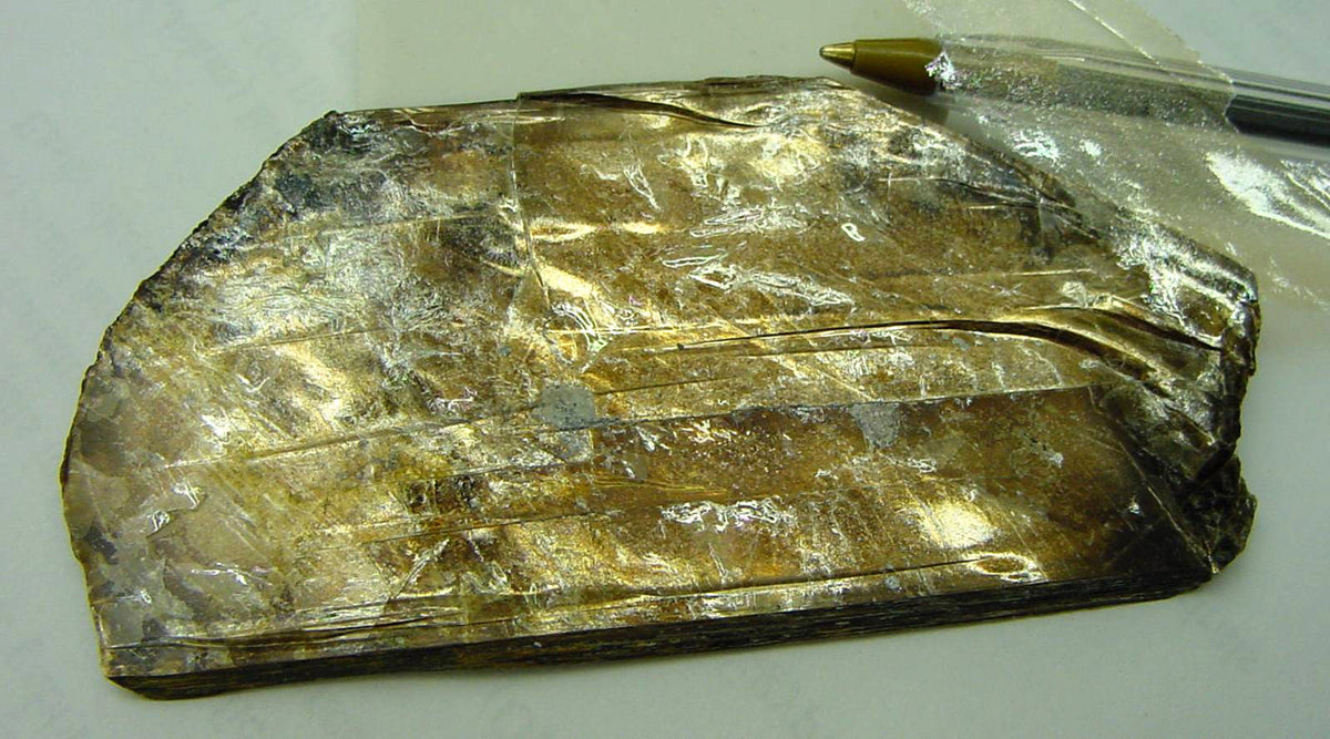 Natural phlogopite specimen from the BYU geology collection; Andrew Silver / USGS, public domain — Roosters Peacock crystal guide