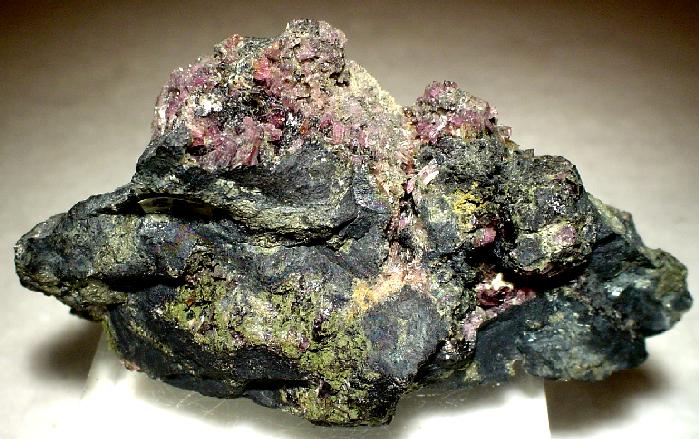 Natural phosphosiderite specimen from Bull Moose Mine, South Dakota, USA; Rob Lavinsky, CC BY-SA 3.0 — Roosters Peacock crystal guide