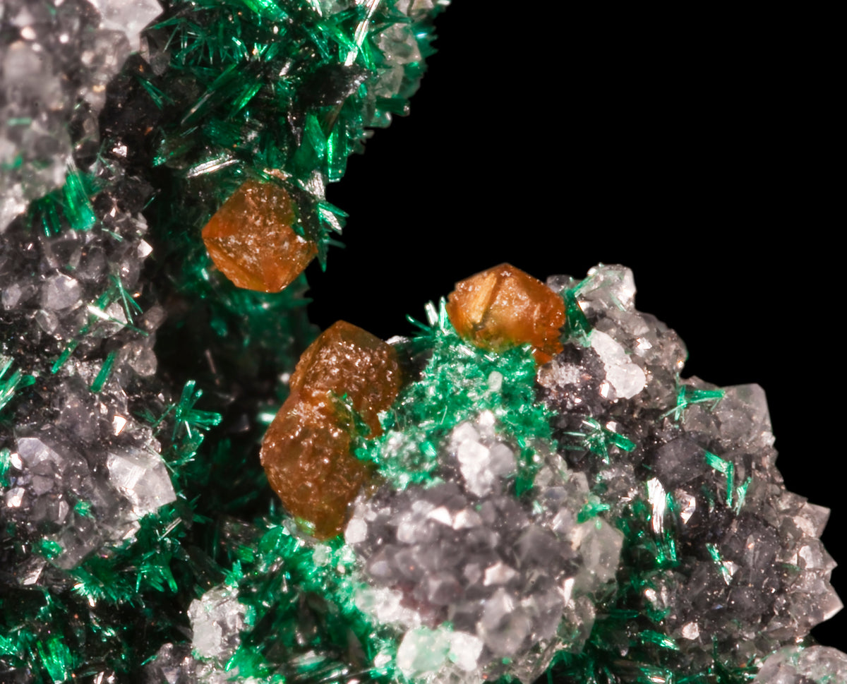 Natural powellite with brochantite and quartz from Chuquicamata Mine, Chile; Didier Descouens, CC BY 3.0 — Roosters Peacock crystal guide