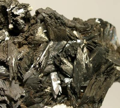 Natural pyrolusite specimen from Cavnic, Romania; Rob Lavinsky, iRocks.com, CC BY-SA 3.0 — Roosters Peacock crystal guide
