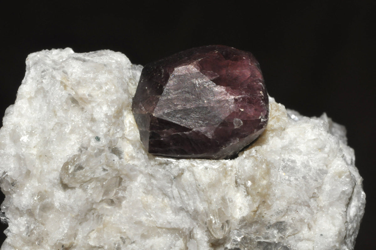 Natural pyrope garnet specimen; Parent Géry, public domain — Roosters Peacock crystal guide