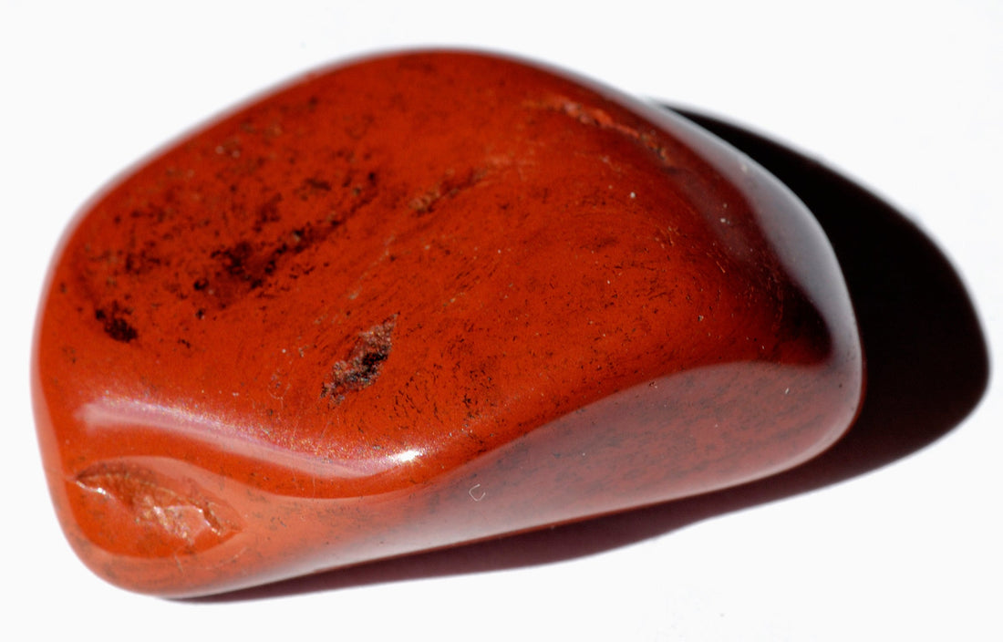 Natural red jasper specimen; photograph by Doronenko, CC BY 3.0 — representative jasper specimen for Roosters Peacock crystal guide